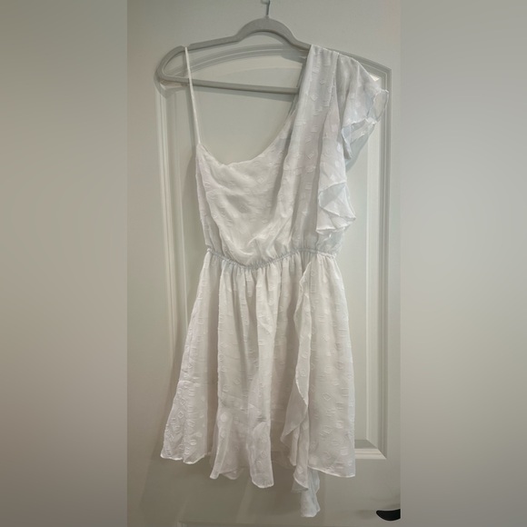 DO + BE Medium White One Shoulder Flowy Ruffle Dress - Picture 2 of 5